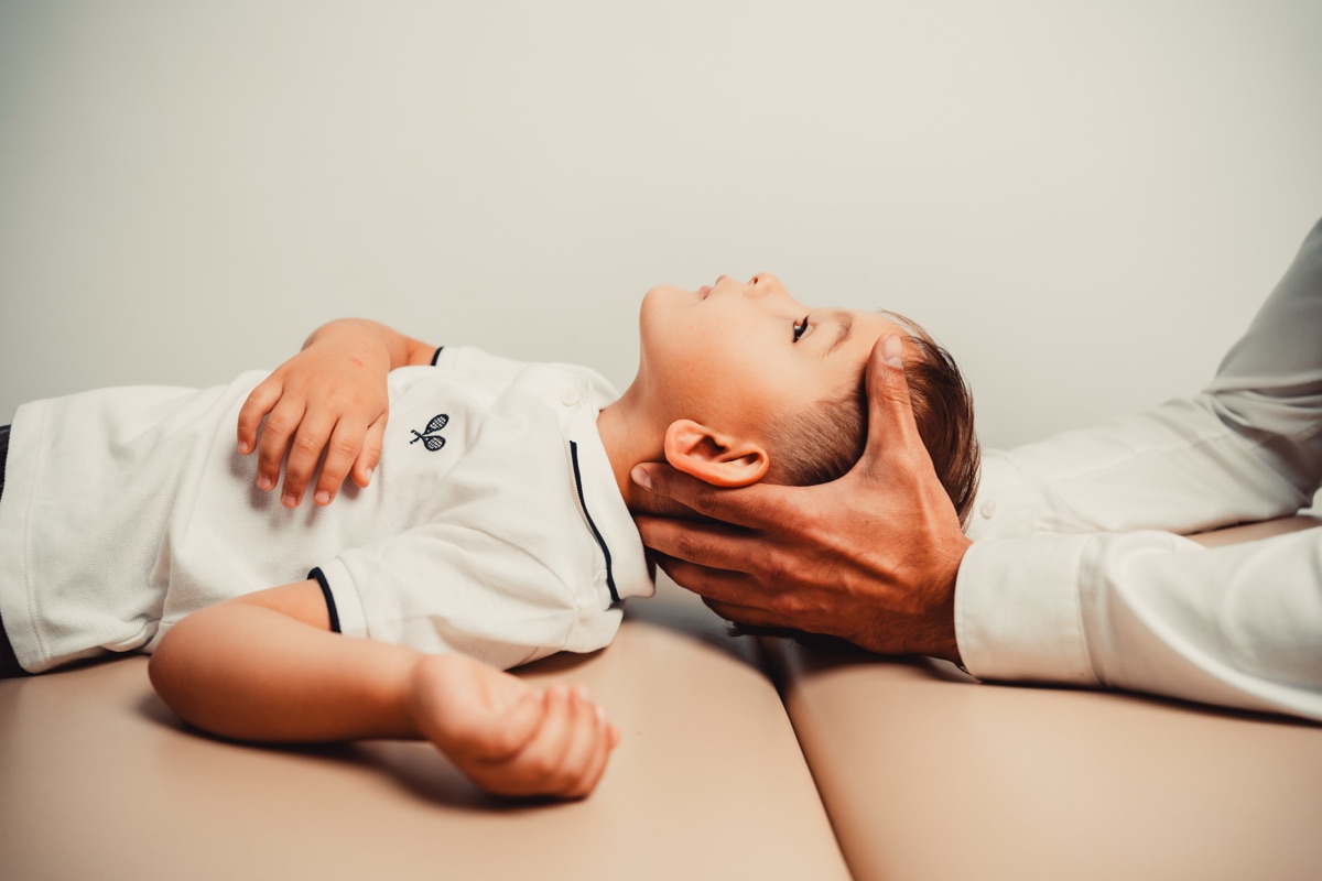 Terapia cranio u dziecka — delikatny chwyt pod głową
